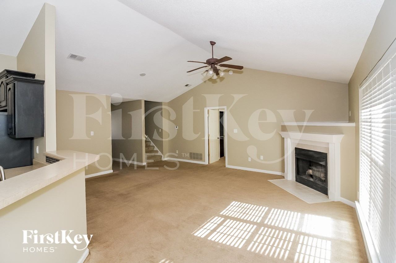 2554 Plum Creek Dr - Photo 4 of 15