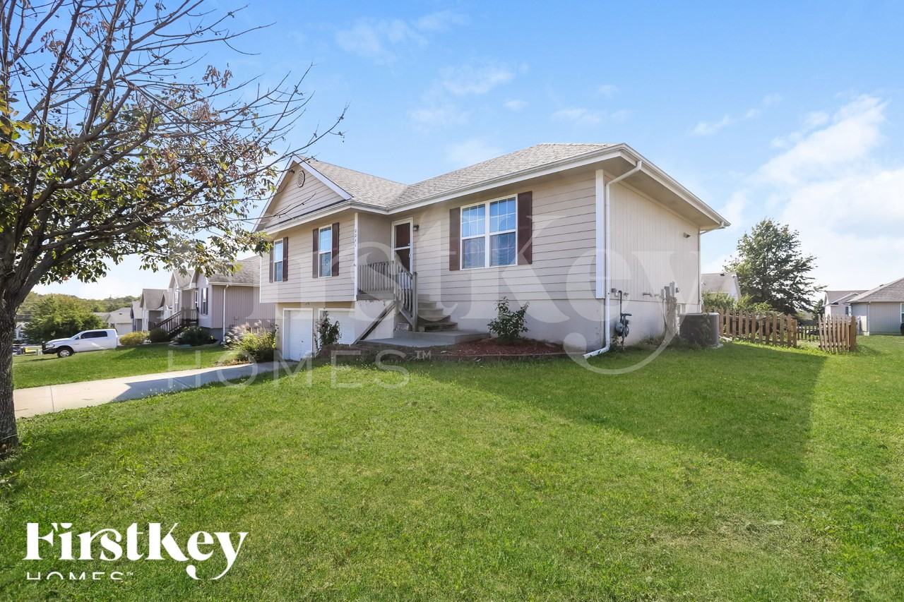 2211 Larkspur St - Photo 2 of 19