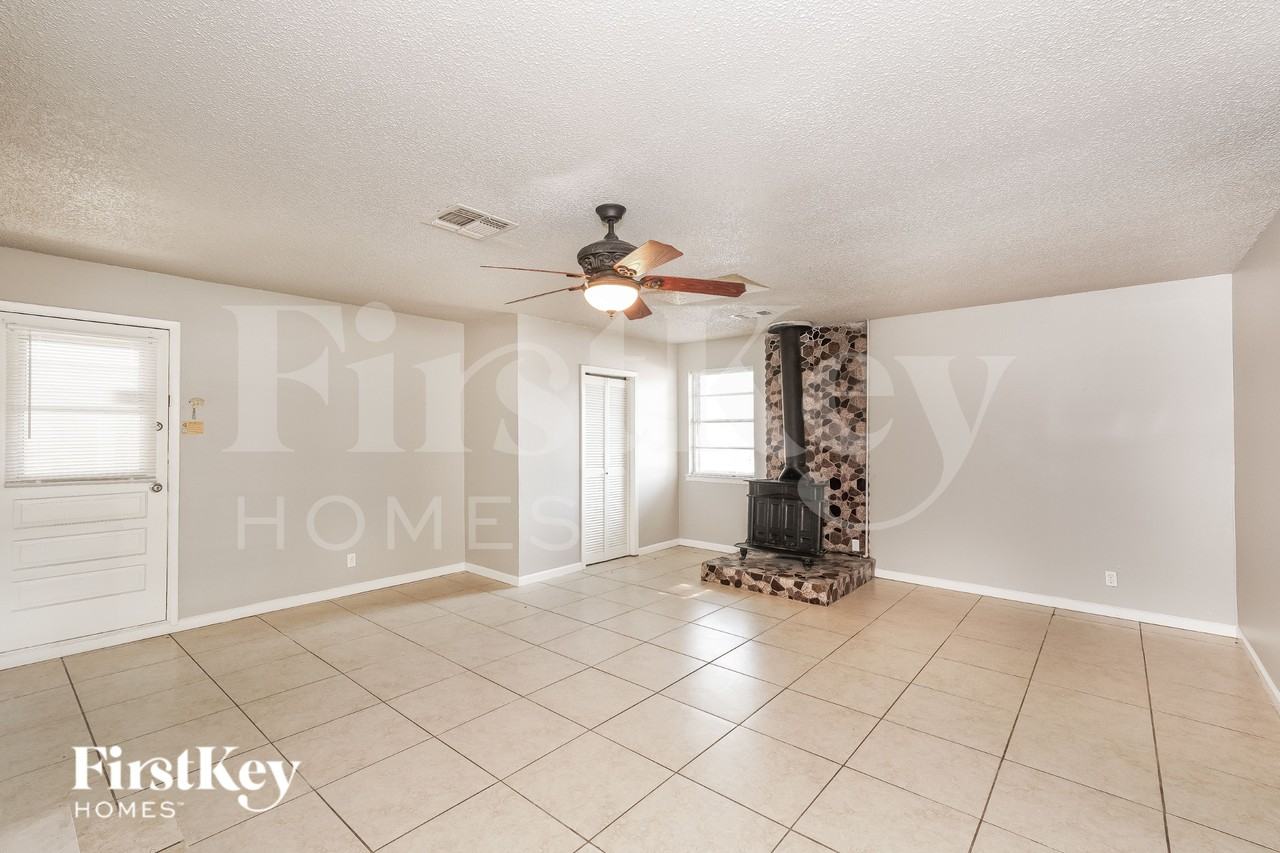 2202 Fairfax Dr - Photo 2 of 19