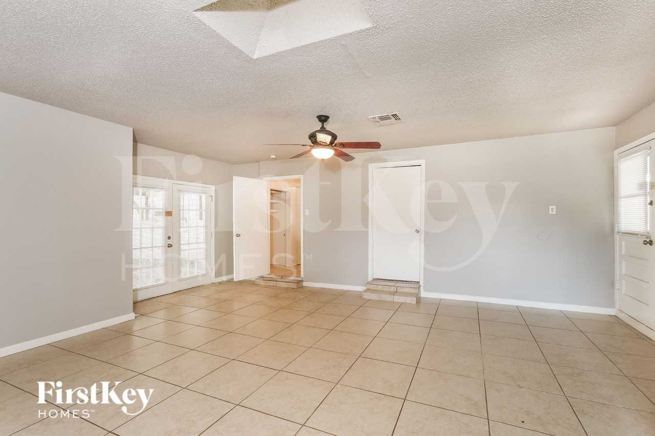 2202 Fairfax Dr - Photo 4 of 19