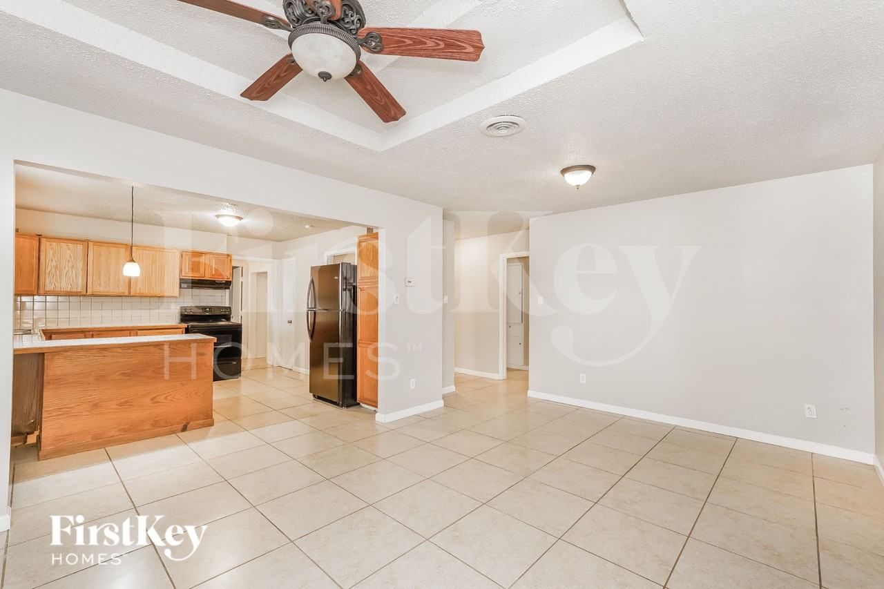 2202 Fairfax Dr - Photo 5 of 19