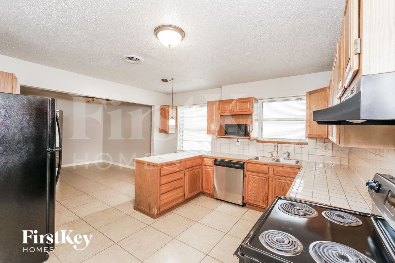 2202 Fairfax Dr - Photo 7 of 19