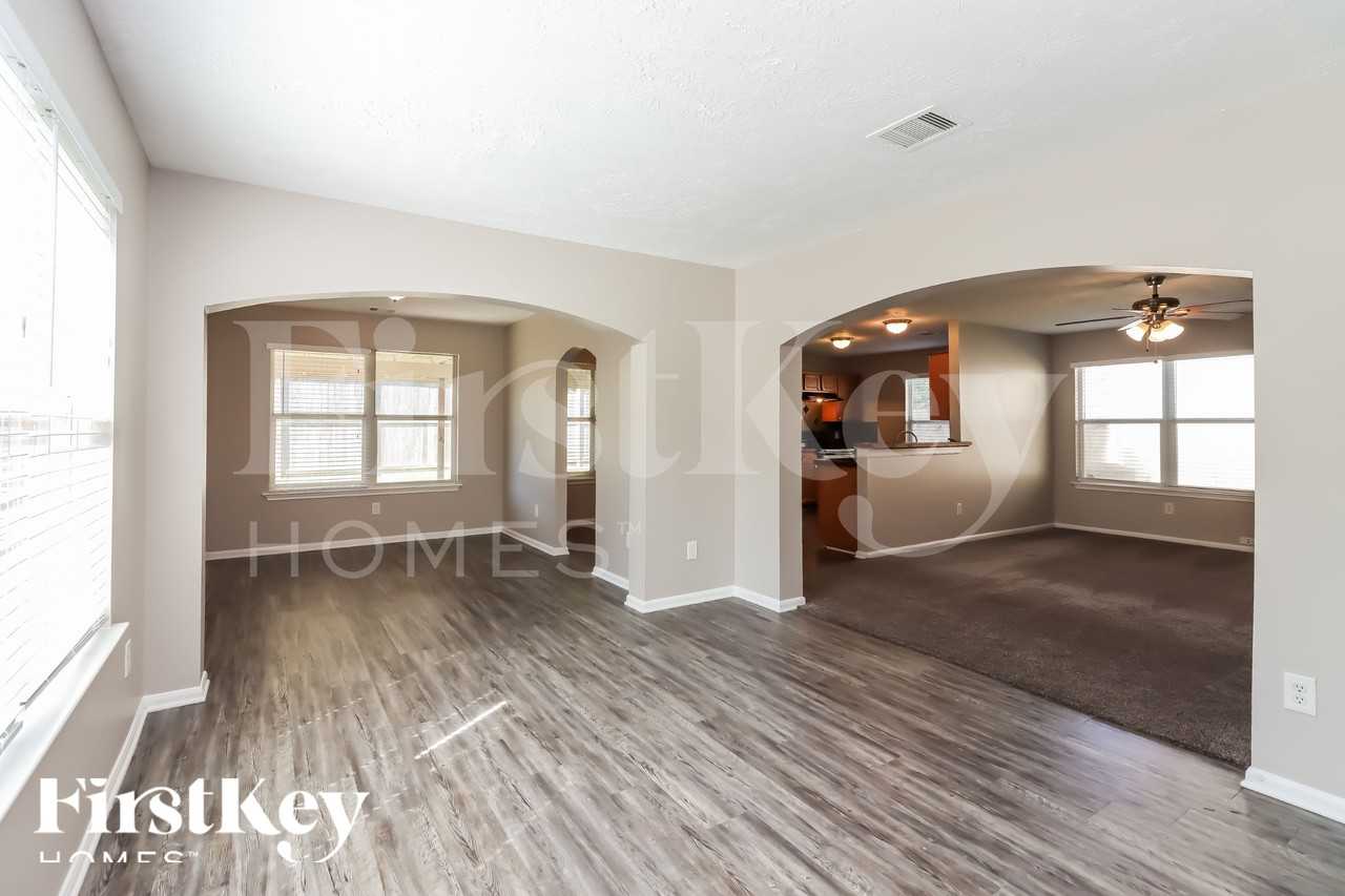 20715 Sycamore Wood Dr - Photo 4 of 15