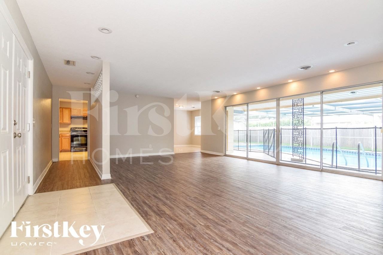 1961 9th St Se - Photo 5 of 16