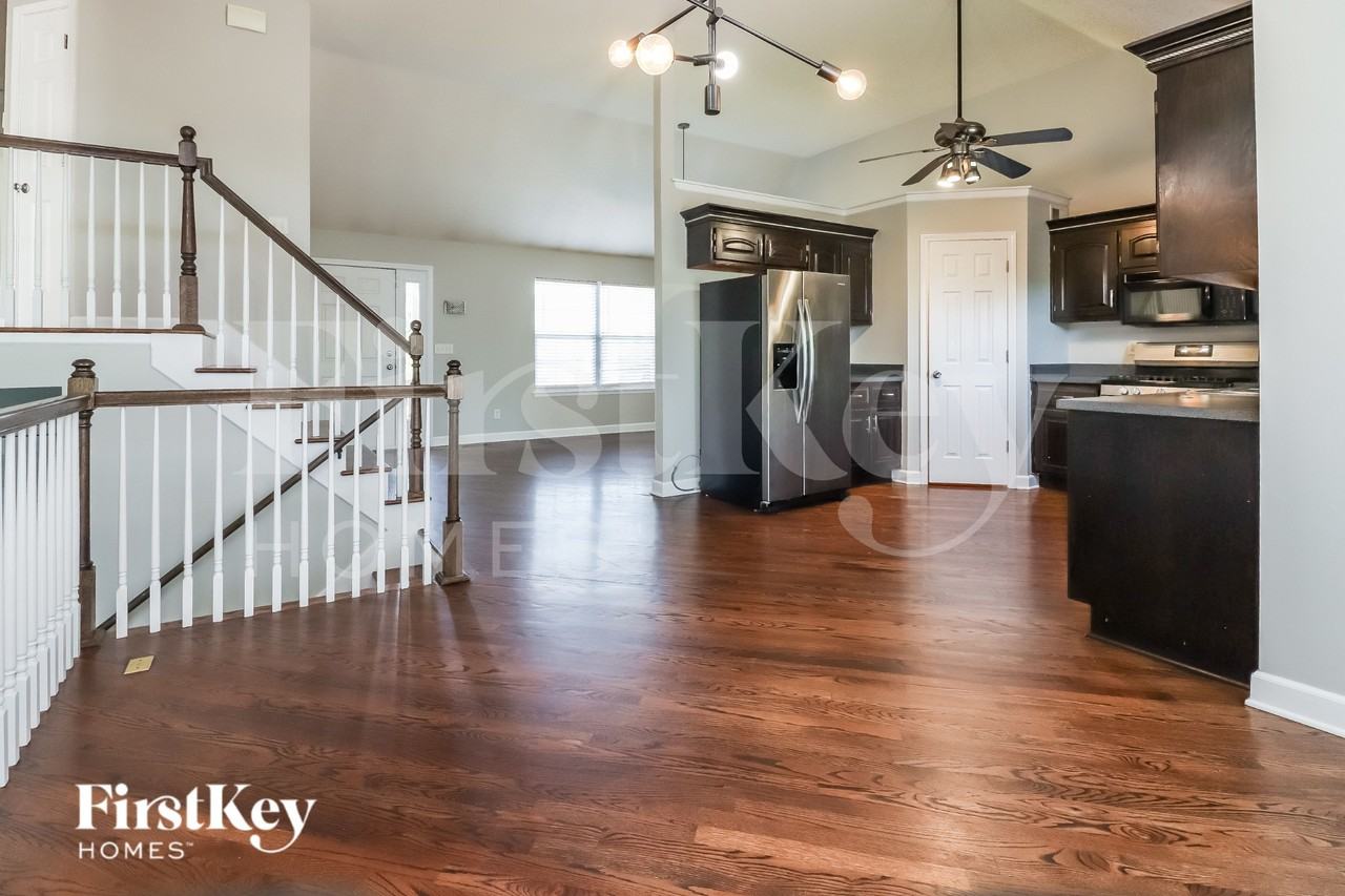 1605 Cove Dr - Photo 5 of 16