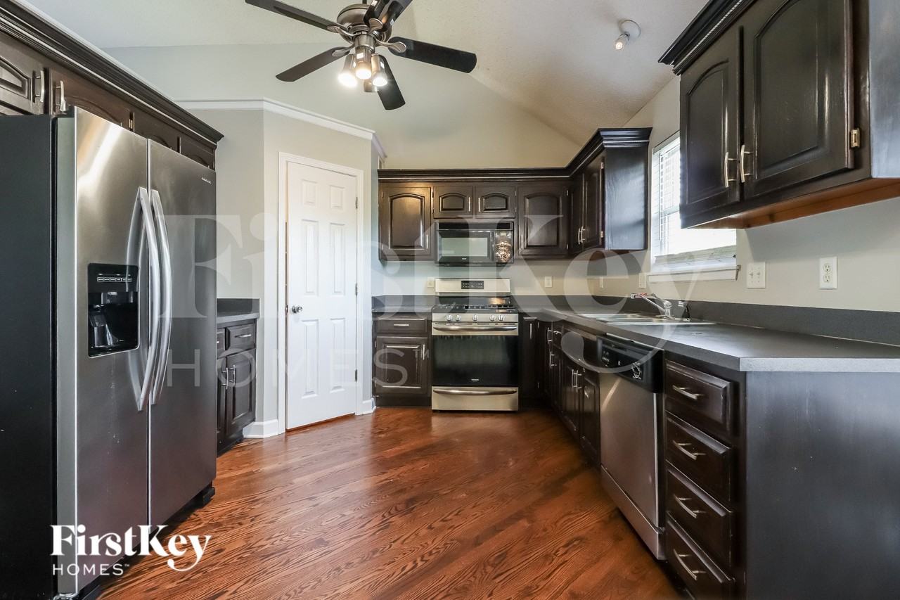 1605 Cove Dr - Photo 6 of 16