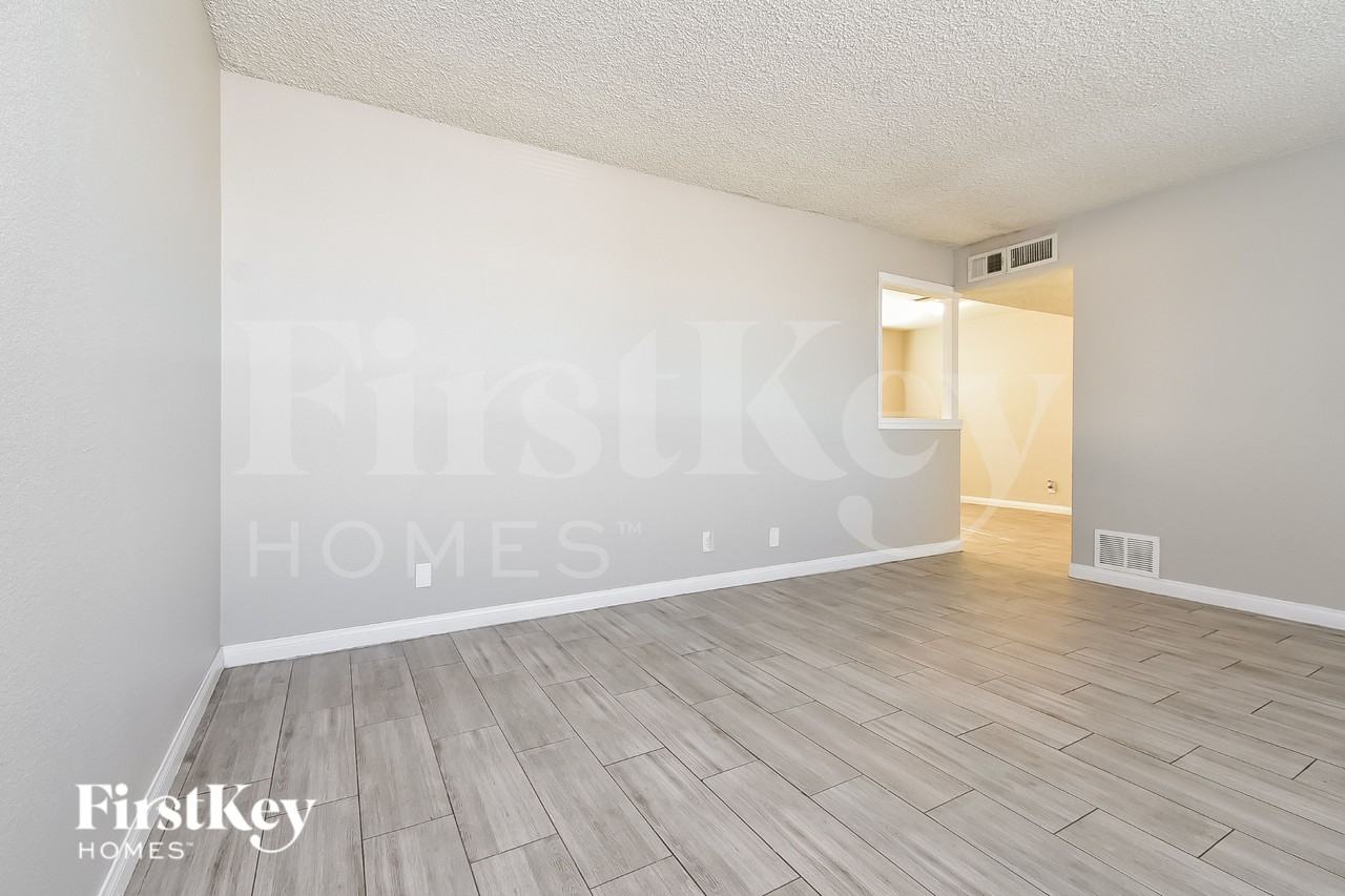 137 Kola St - Photo 3 of 19