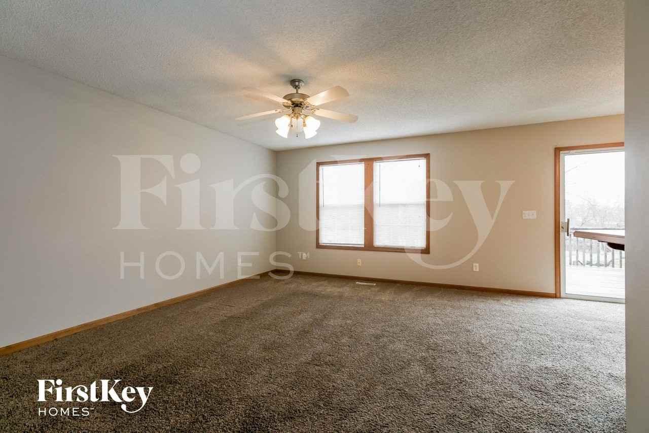 11104 Highview Rd - Photo 3 of 15