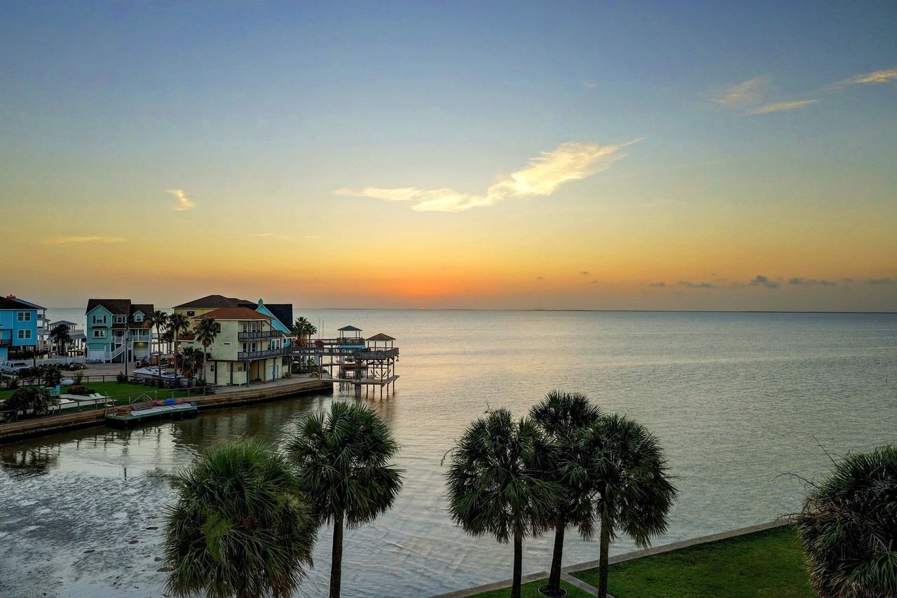 22621 Bay Point Dr - Photo 2 of 40