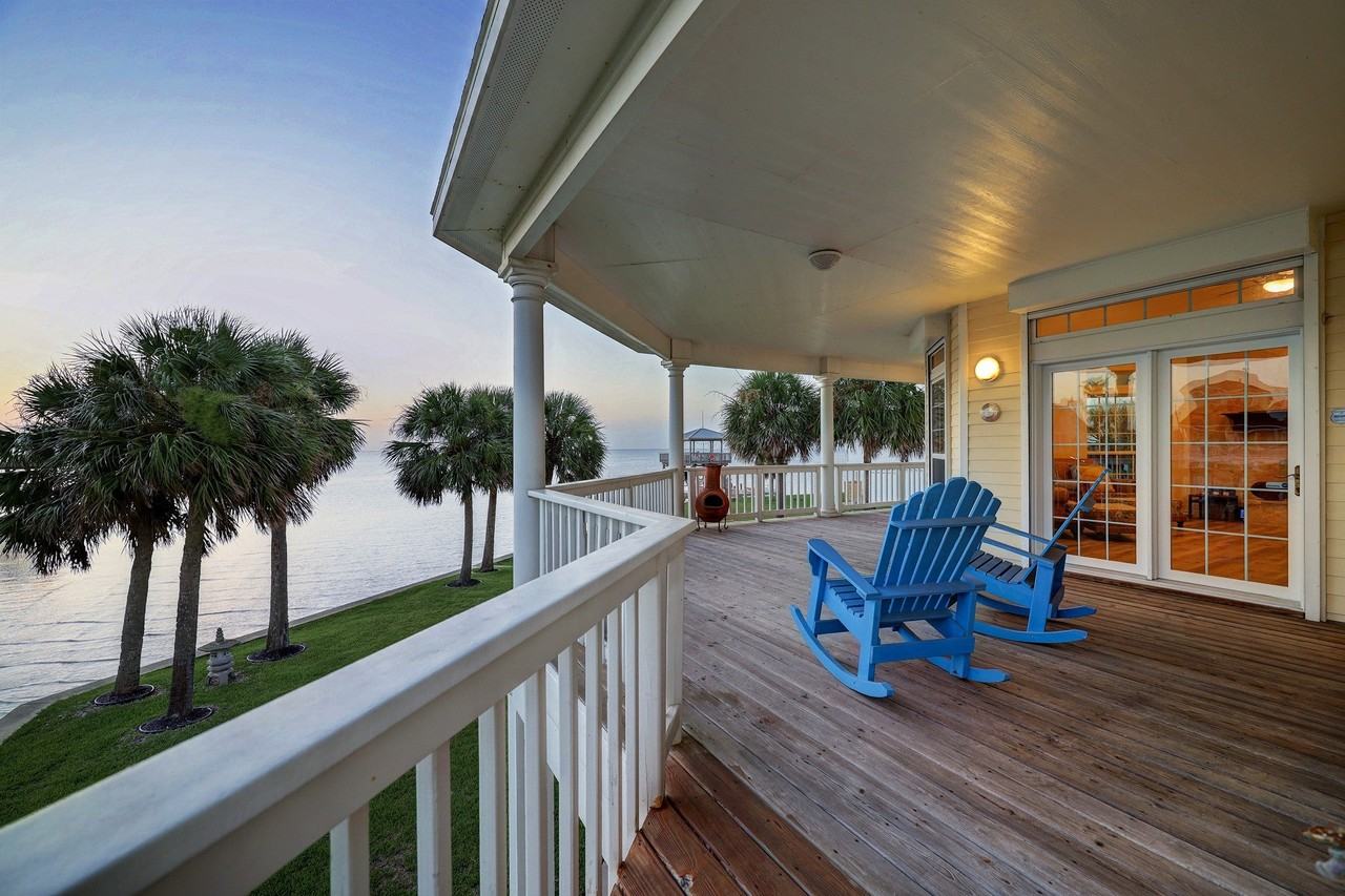 22621 Bay Point Dr - Photo 4 of 40