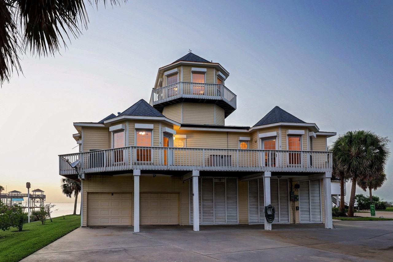 22621 Bay Point Dr - Photo 5 of 40