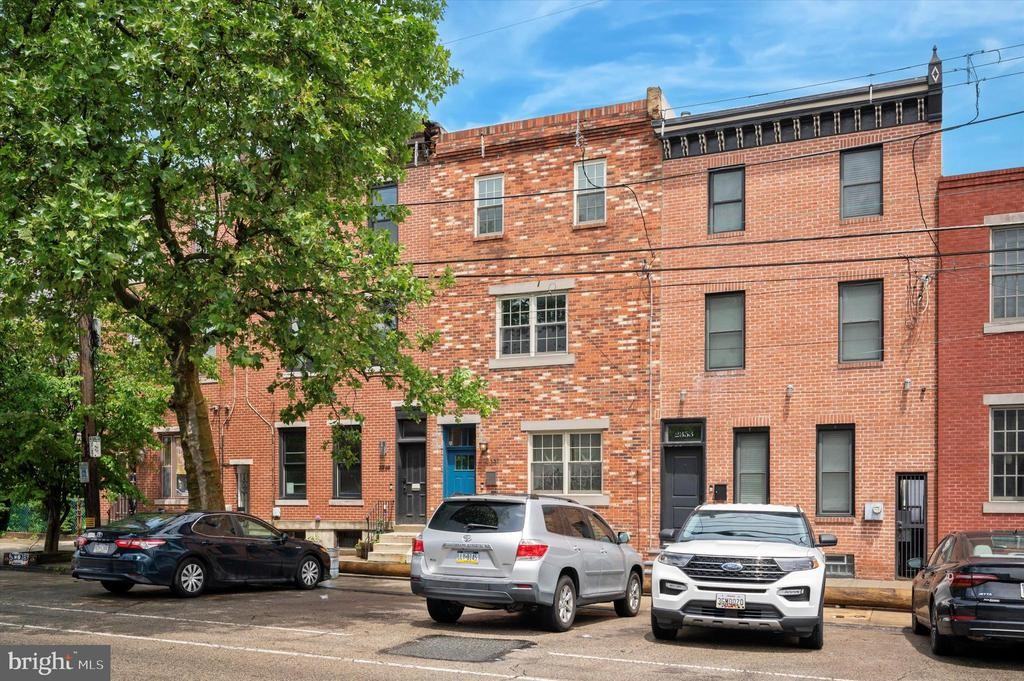 2351 E York St - Photo 3 of 44