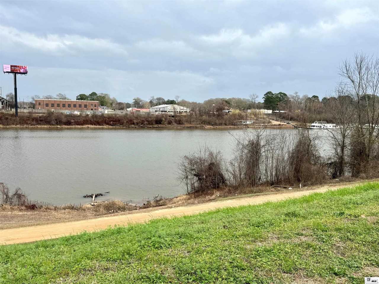 310 S Riverfront St - Photo 2 of 9