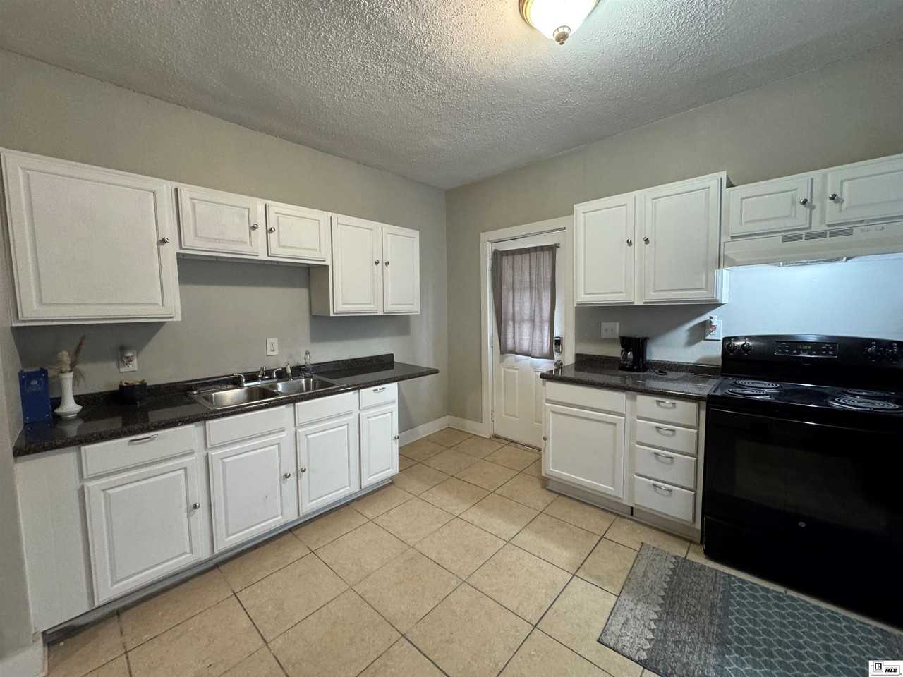 310 S Riverfront St - Photo 7 of 9