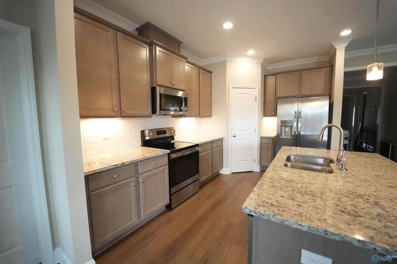 204 Joan Cir - Photo 4 of 36