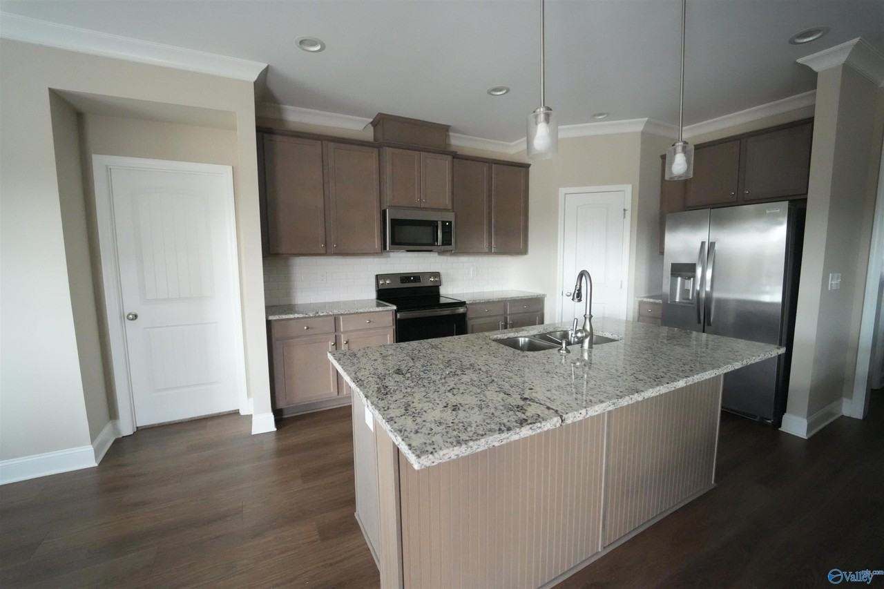 204 Joan Cir - Photo 5 of 36