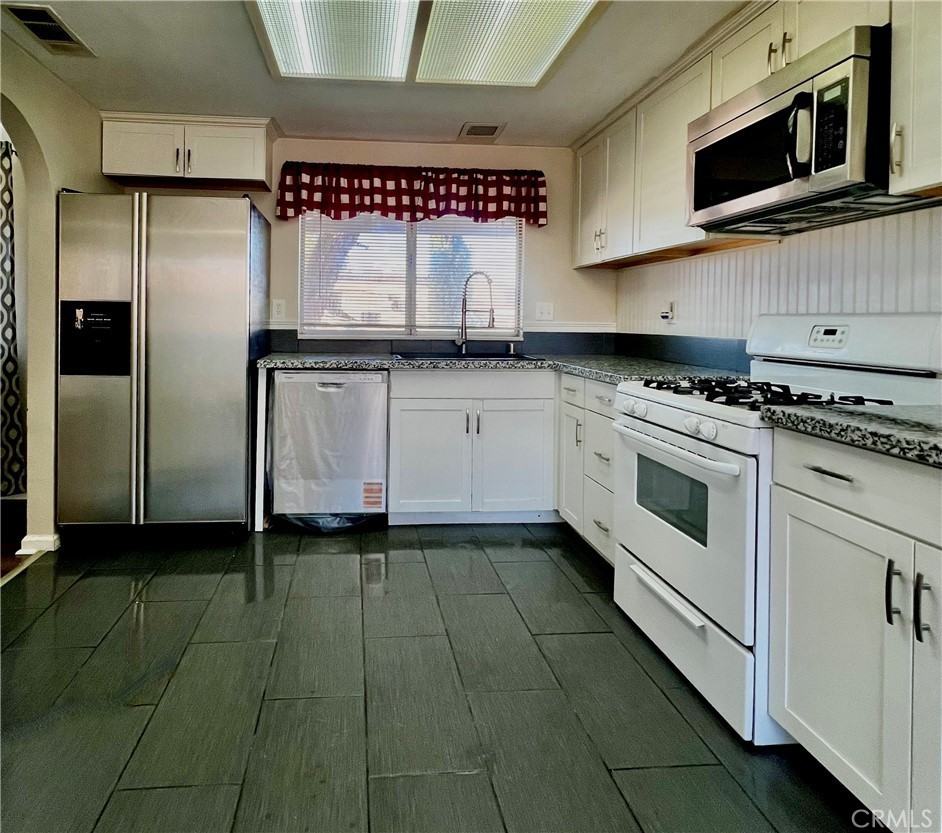 13393 Cahuenga Rd - Photo 2 of 16