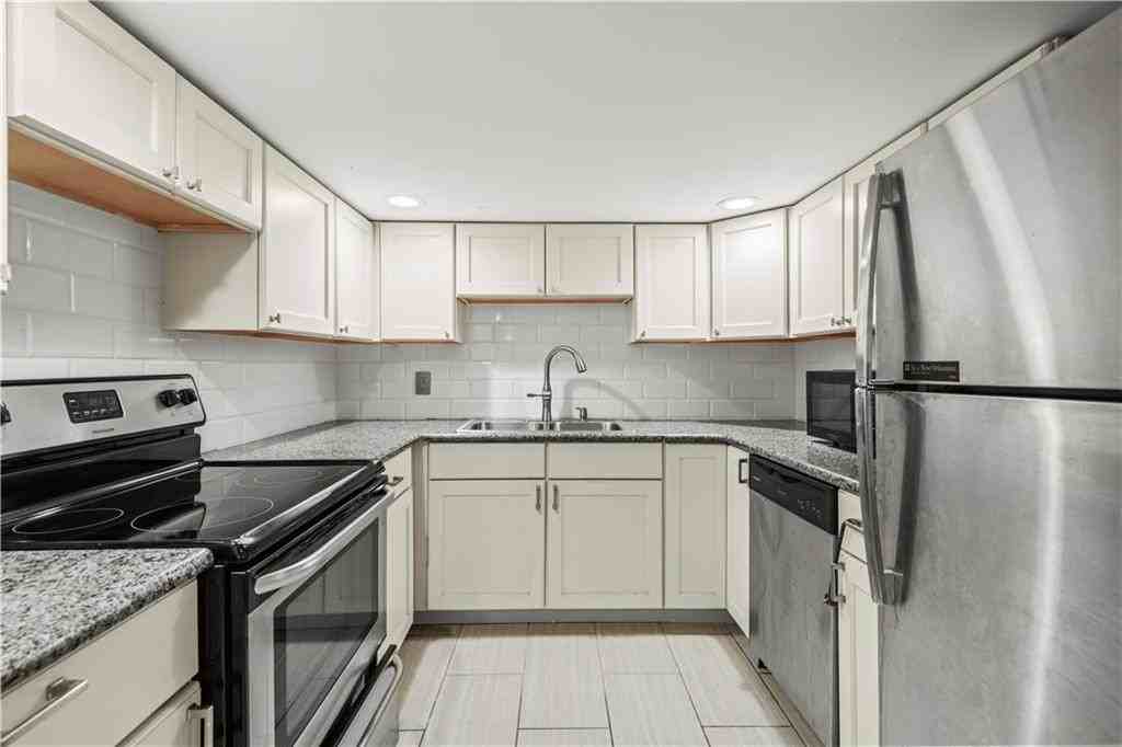 2429 Octavia St - Photo 4 of 17