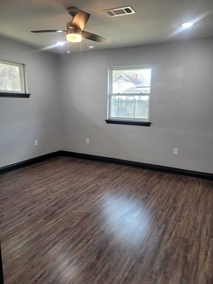 Harding Manor Apartments - Photo 4 of 7