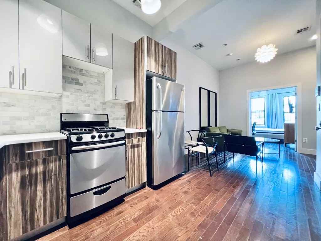 Private Bedroom in 5 Bedroom/2 Bathroom Home - Photo 6 of 8