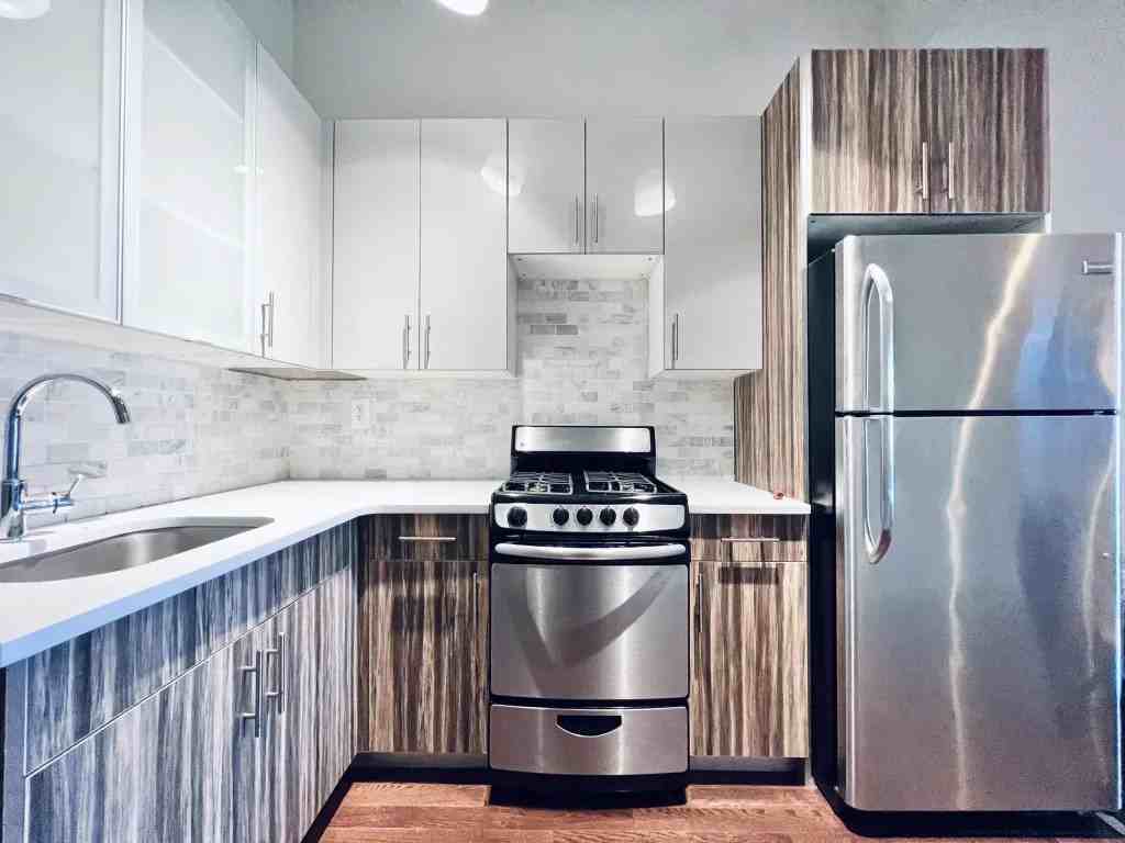 Private Bedroom in 5 Bedroom/2 Bathroom Home - Photo 7 of 8