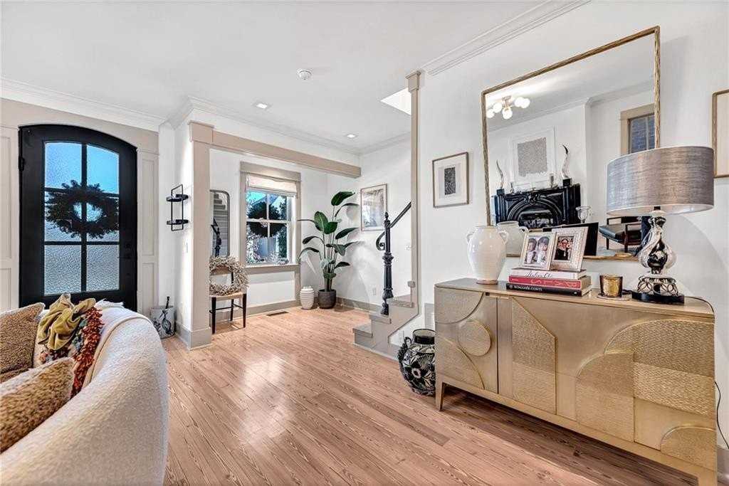 242 Sw D St - Photo 2 of 47