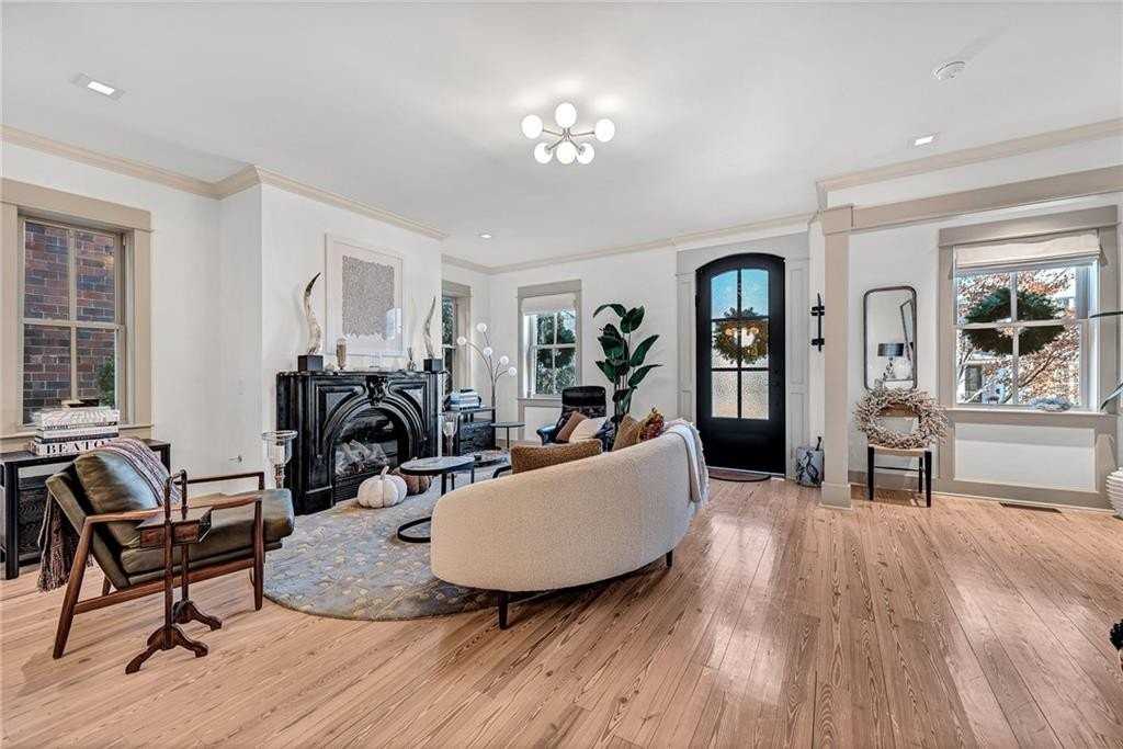 242 Sw D St - Photo 3 of 47