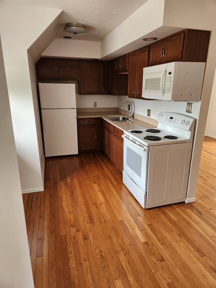 548 12th Street Southeast - Photo 3 of 9