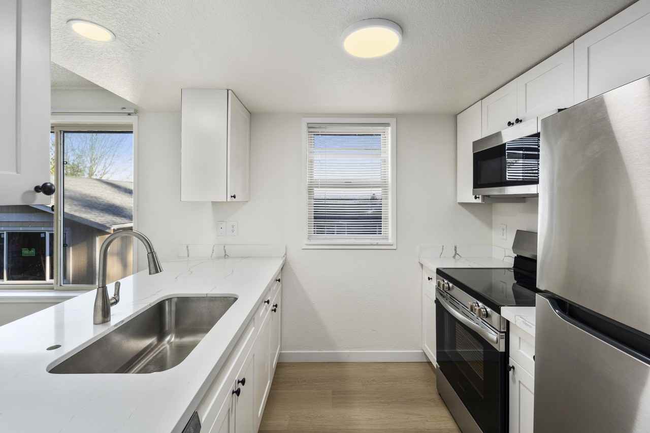 707 Hawthorne Street - Photo 2 of 40