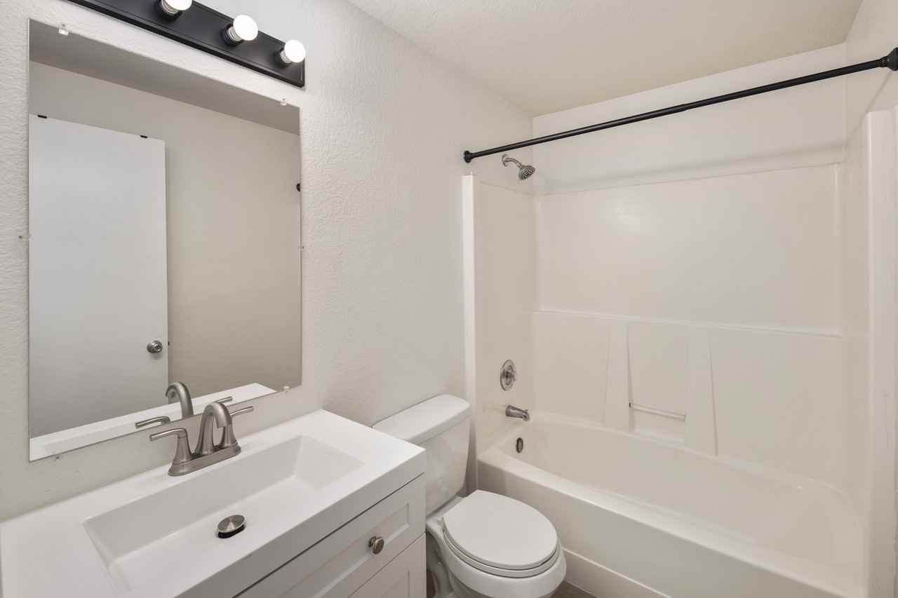 707 Hawthorne Street - Photo 6 of 40