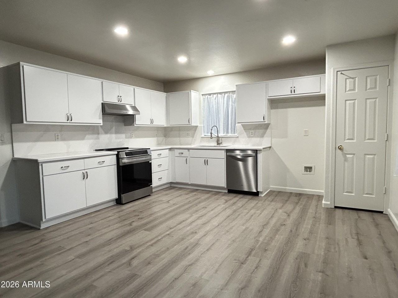 10542 W Alvarado Rd - Photo 5 of 29