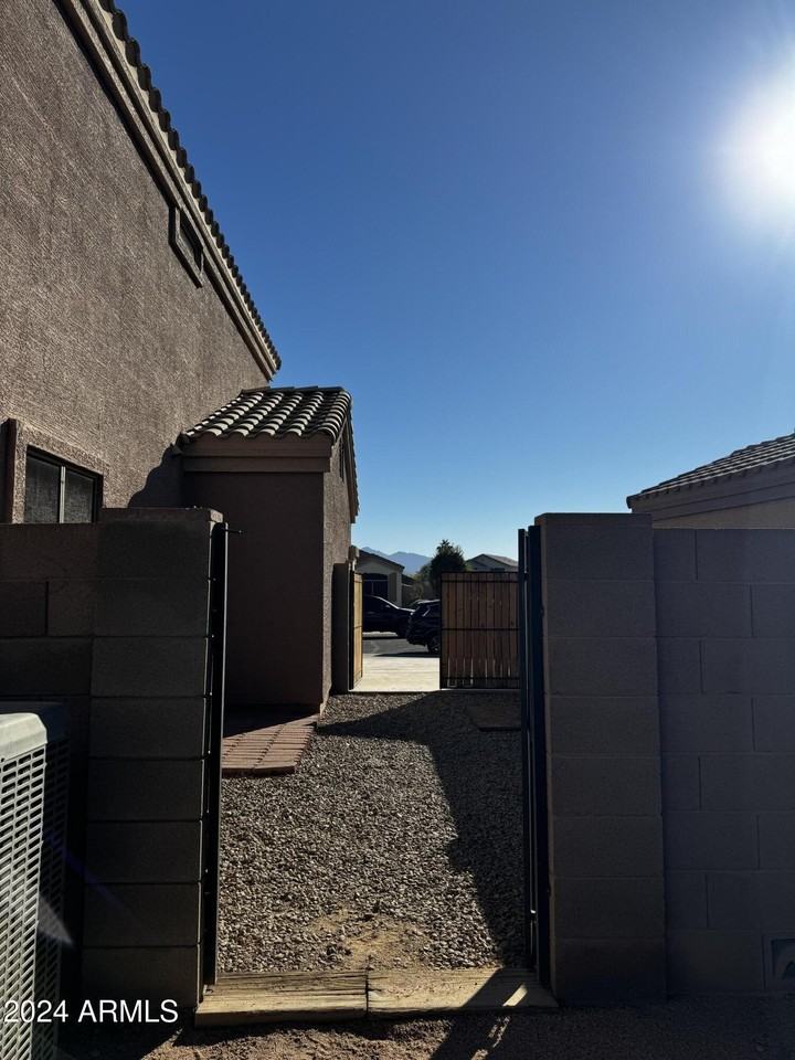 10630 W Pomo St - Photo 3 of 28