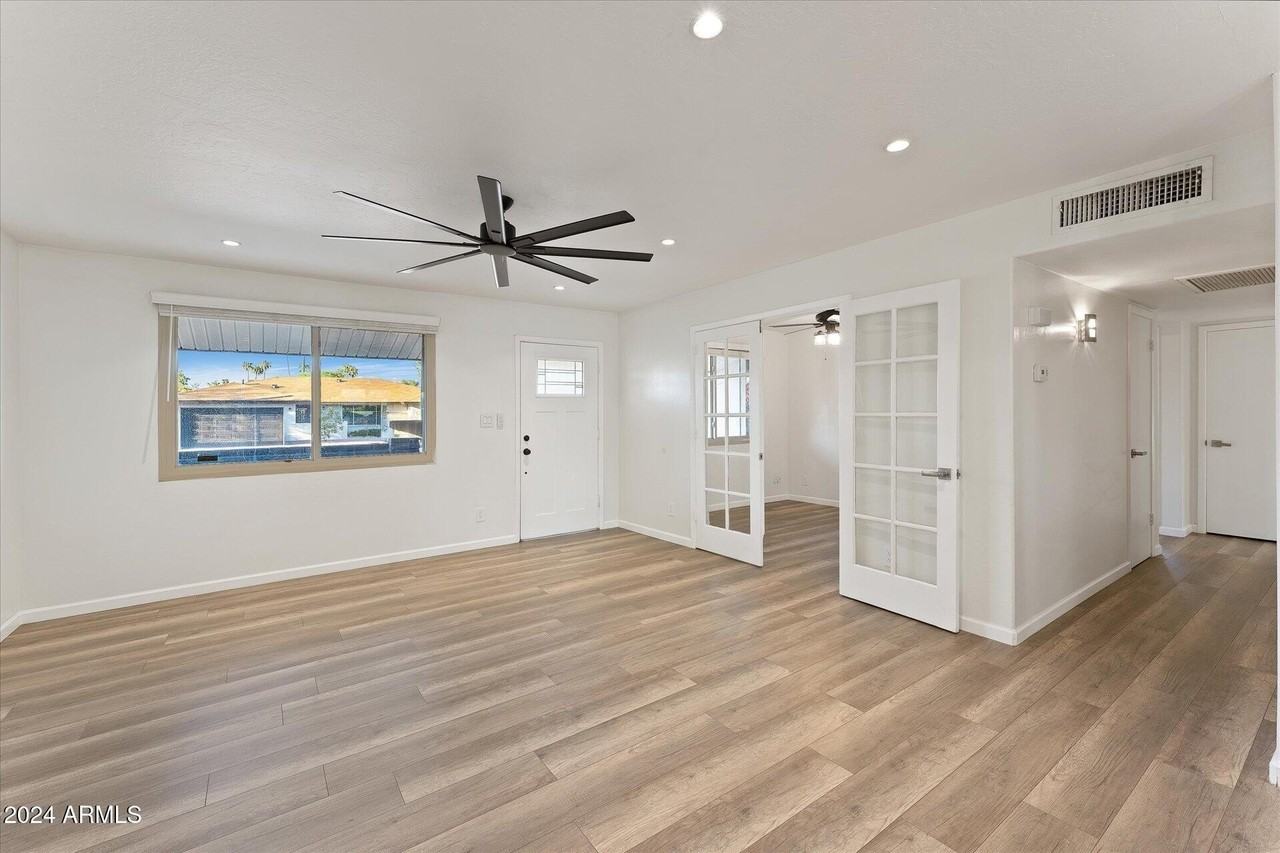 1921 E Laguna Dr - Photo 3 of 25