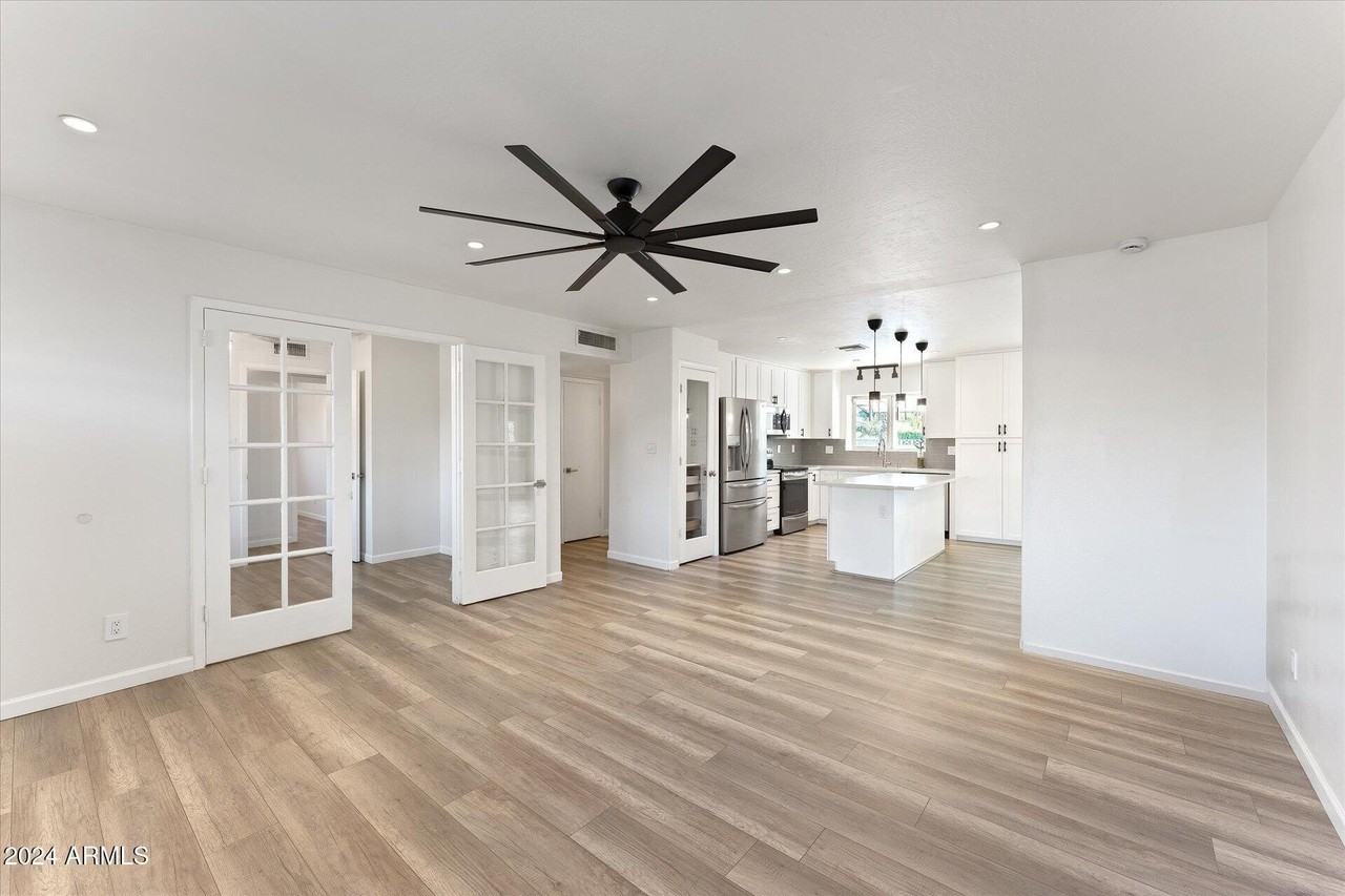 1921 E Laguna Dr - Photo 4 of 25