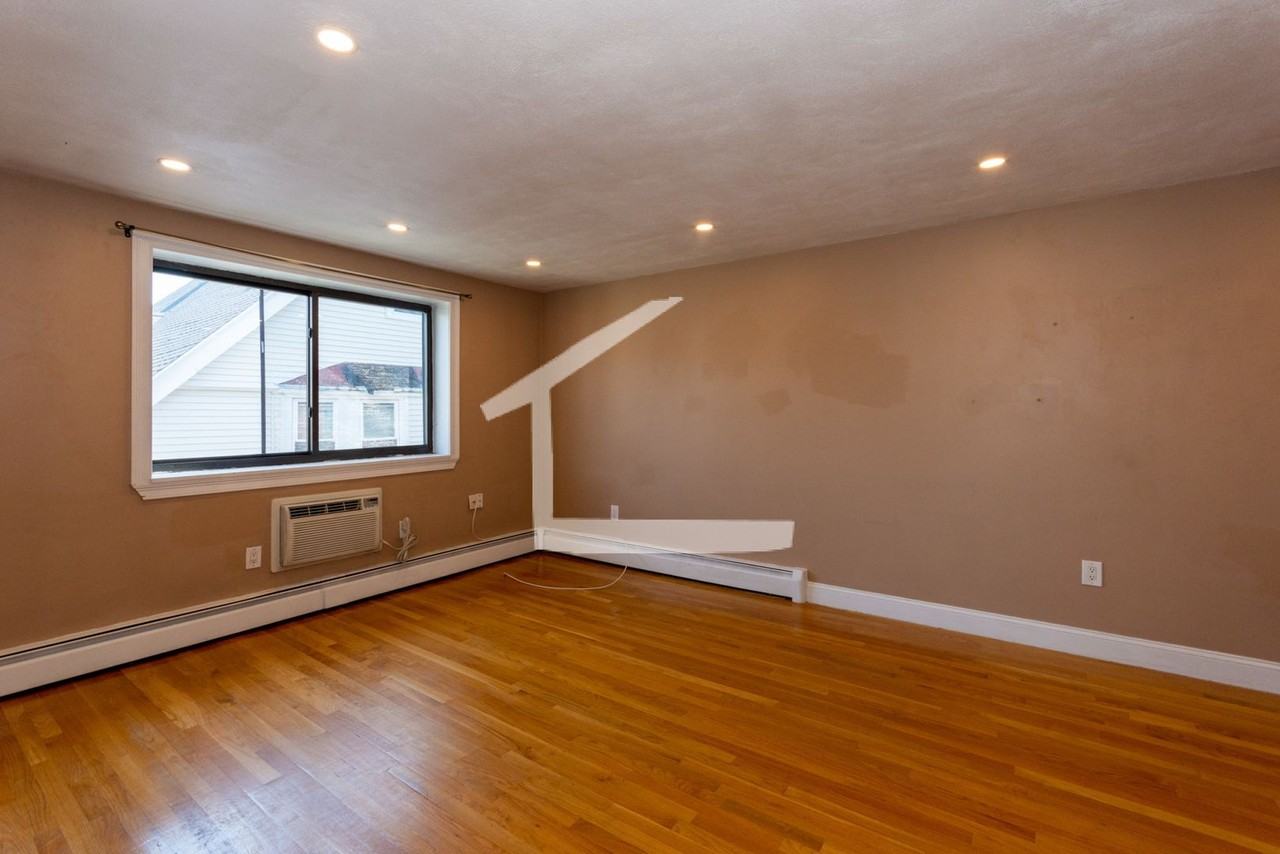 52 Gardner St - Photo 3 of 7