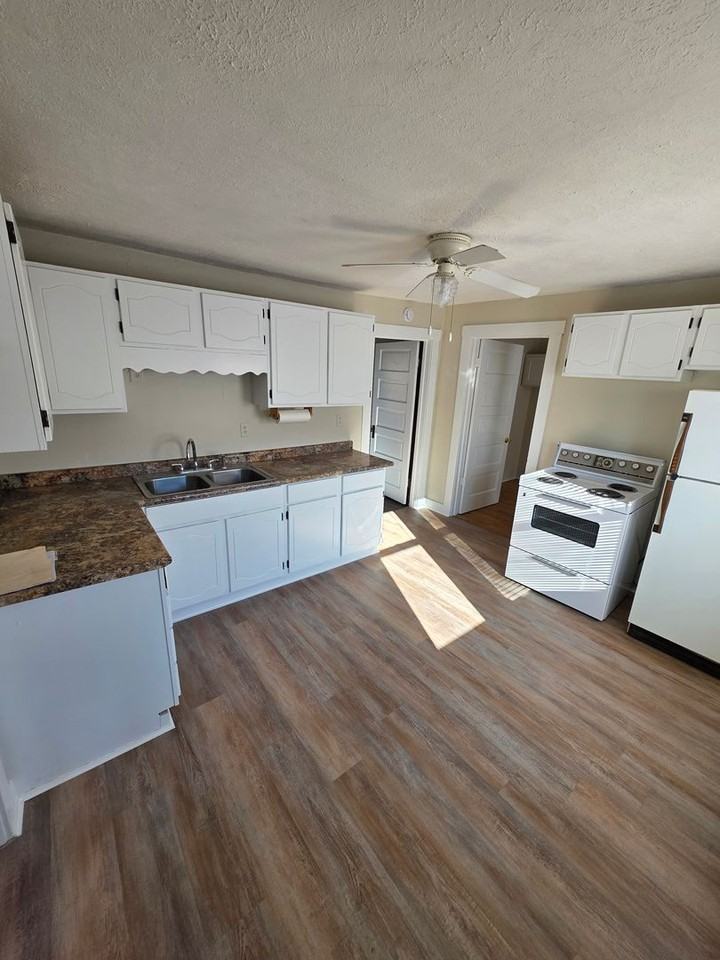 705 S 12th St - Photo 3 of 6