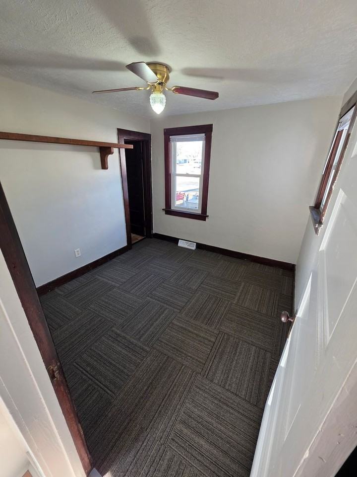 705 S 12th St - Photo 4 of 6