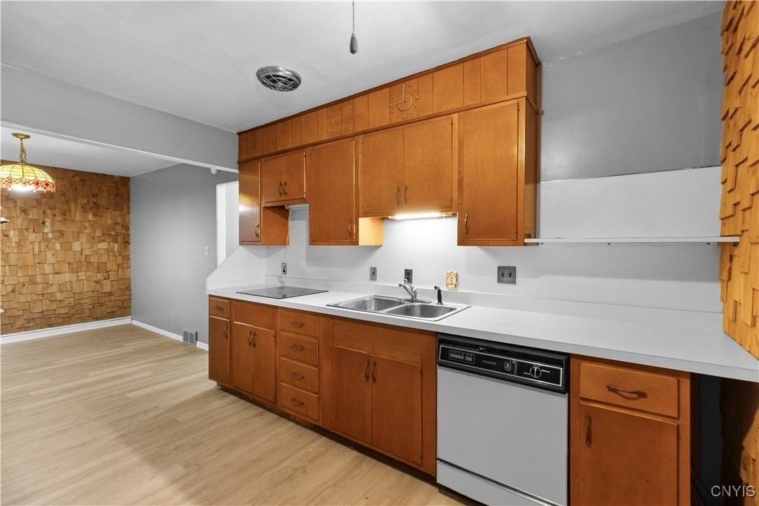 60 Leslie Ave - Photo 7 of 27