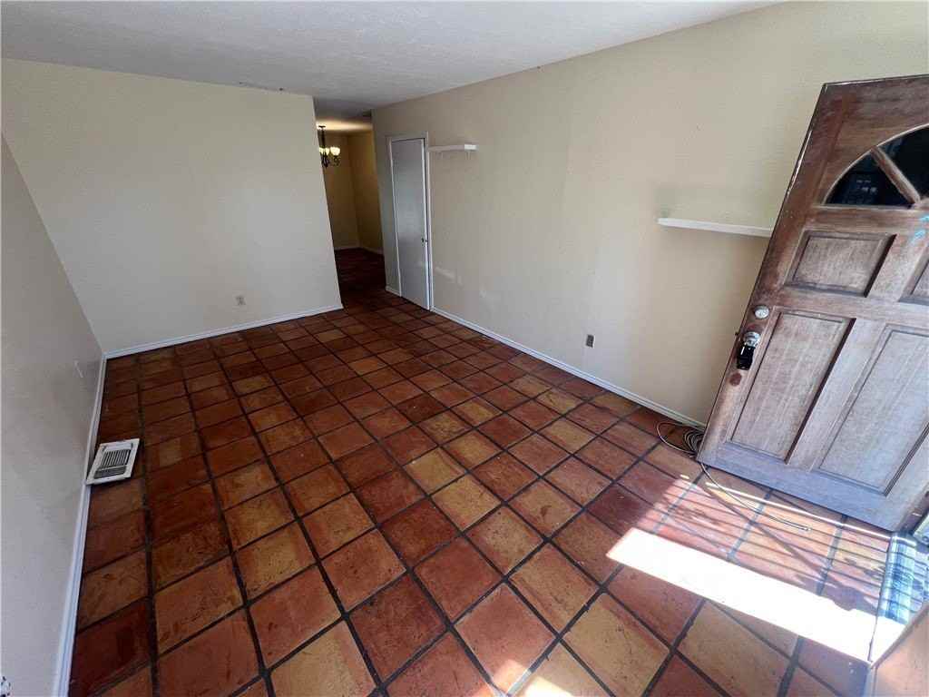 1418 Seville Dr - Photo 2 of 10