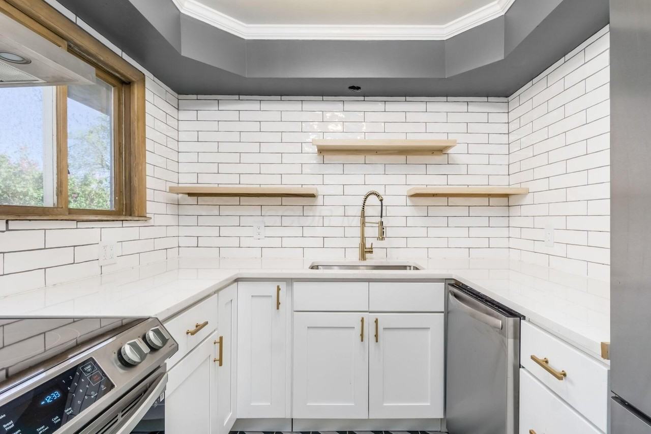 4230 Eastlea Dr - Photo 4 of 37