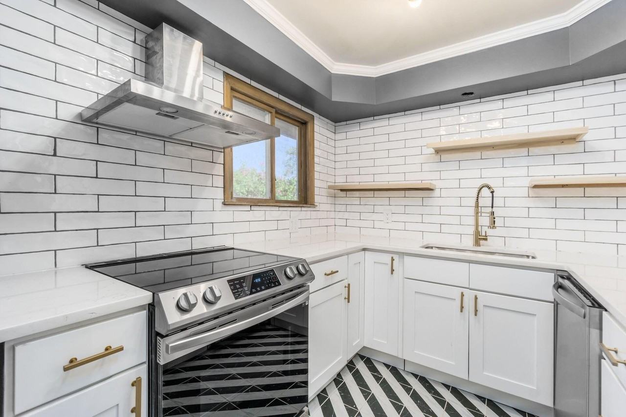 4230 Eastlea Dr - Photo 7 of 37