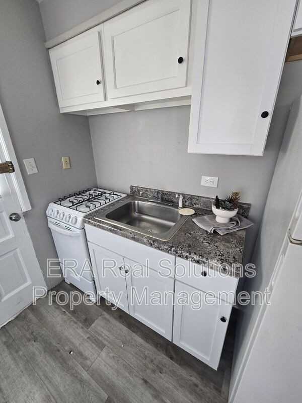 260 S Powell Ave - Photo 5 of 16