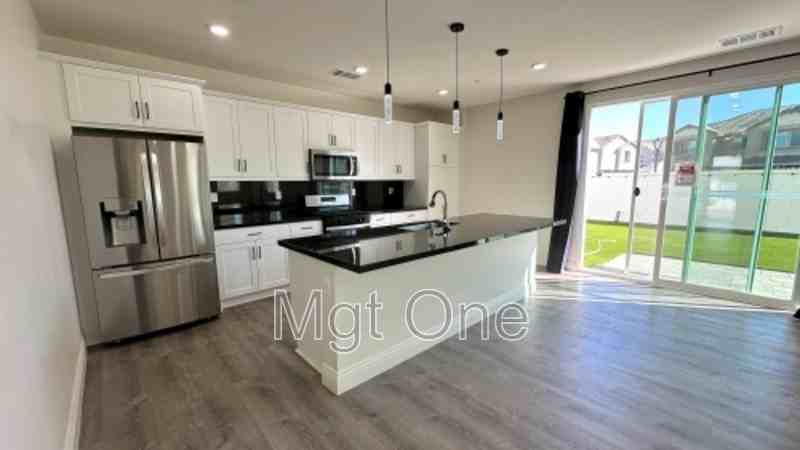 1784 Julie Dr - Photo 2 of 28