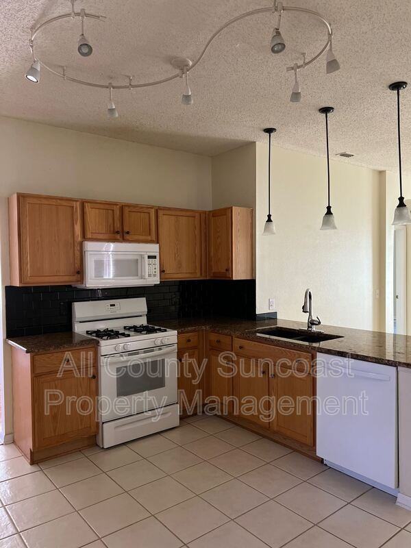 10715 Northridge Ct - Photo 3 of 12