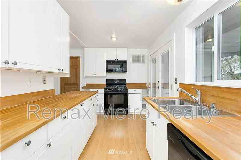 2400 Se 19th St - Photo 2 of 3