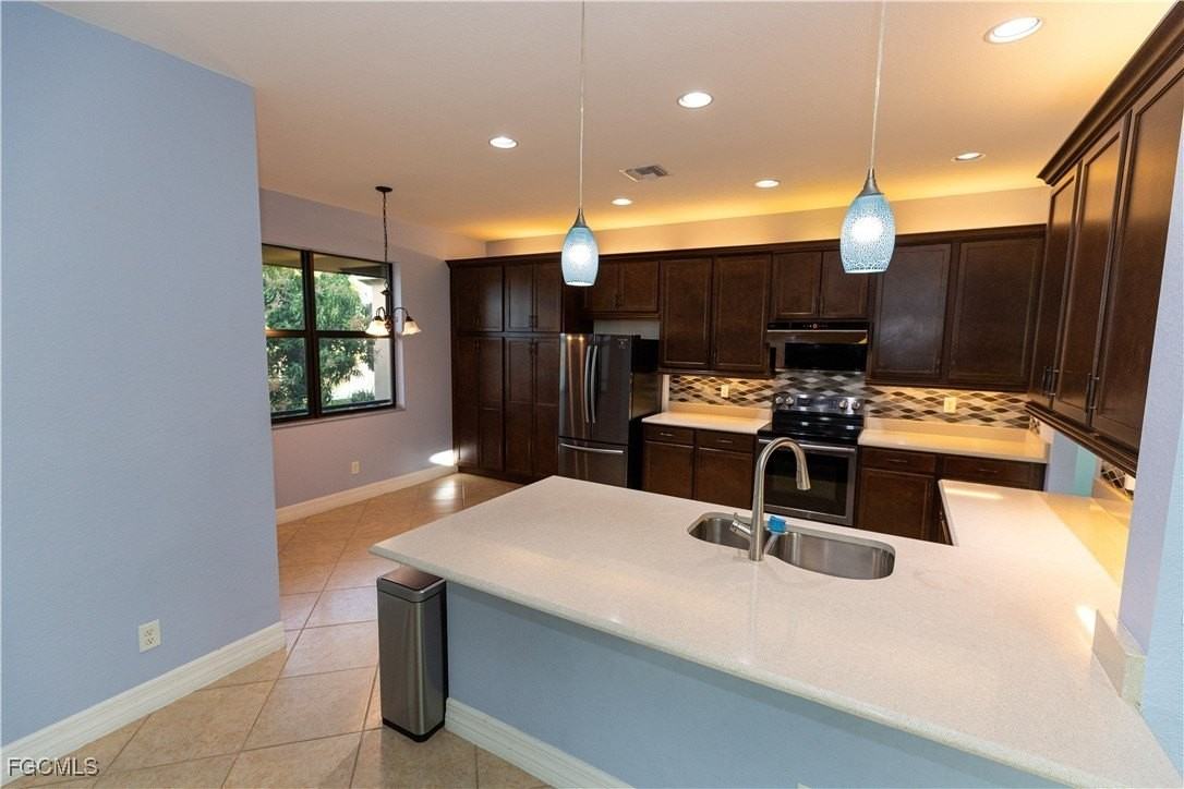 11660 Meadowrun Cir - Photo 4 of 46