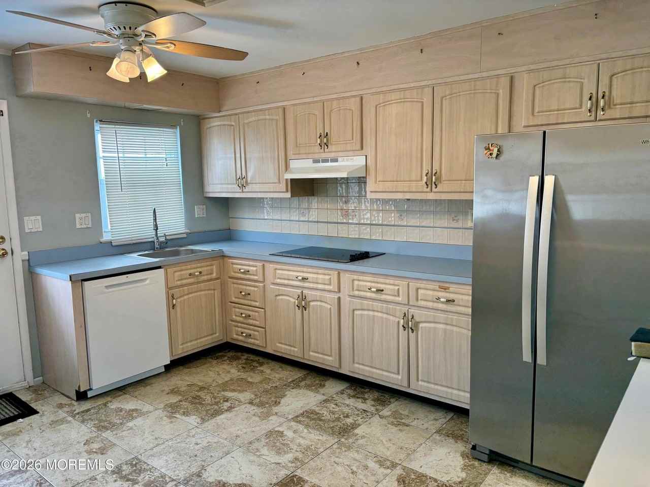 802B Balmoral Ct - Photo 3 of 15