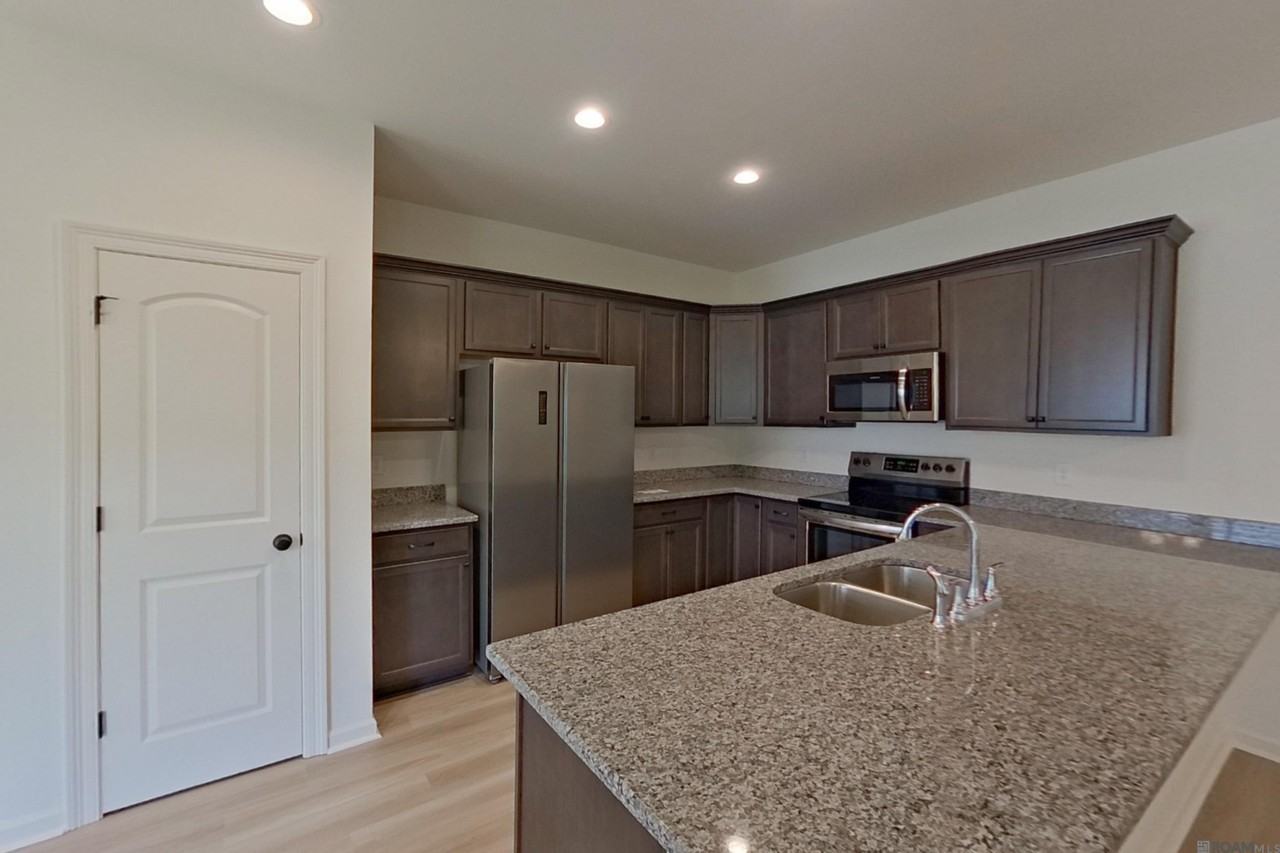 121 Salvat Dr - Photo 3 of 19