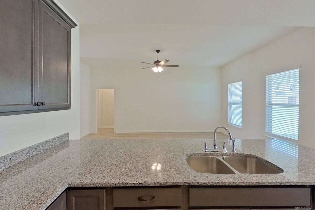 121 Salvat Dr - Photo 4 of 19