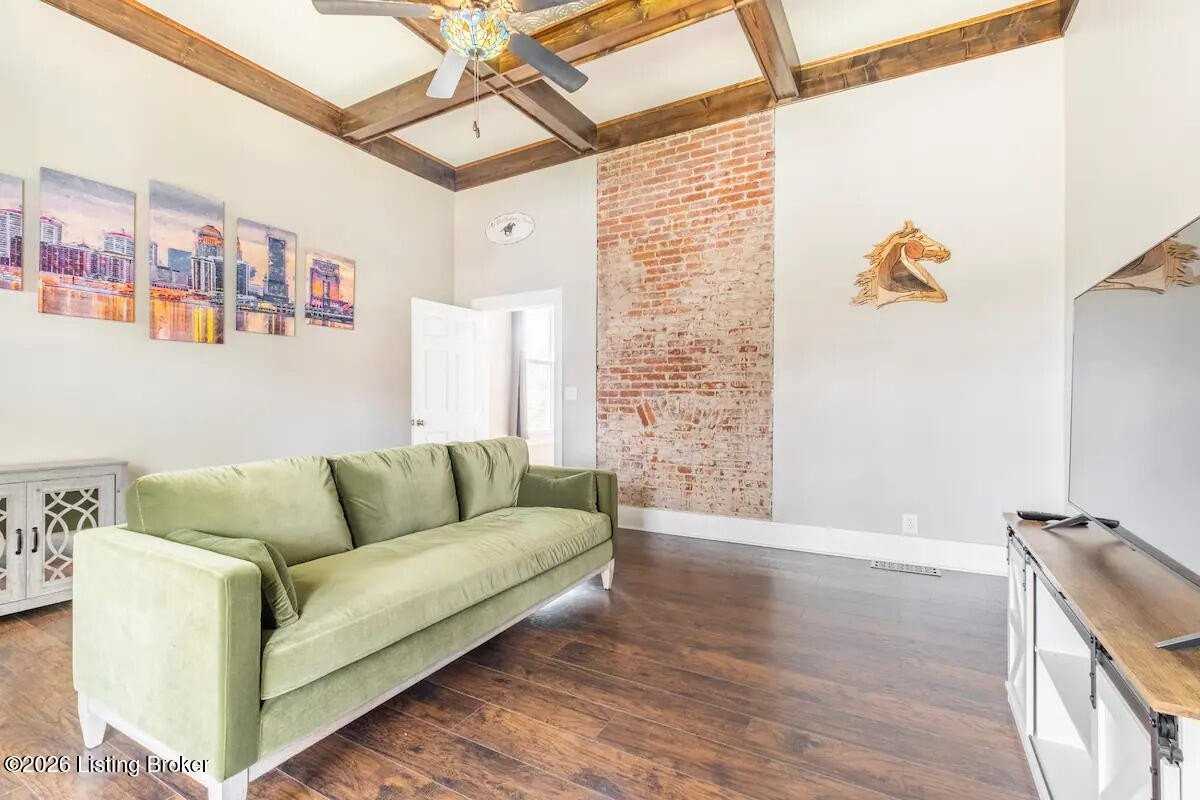 1046 Charles St - Photo 3 of 14